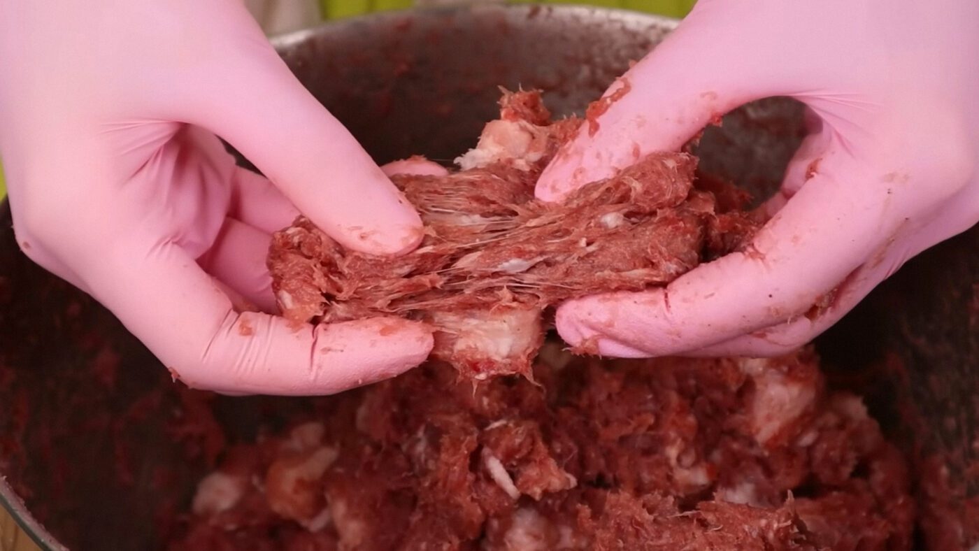 Вимішуйте до липкості: фарш має стати однорідним і добре триматися купи