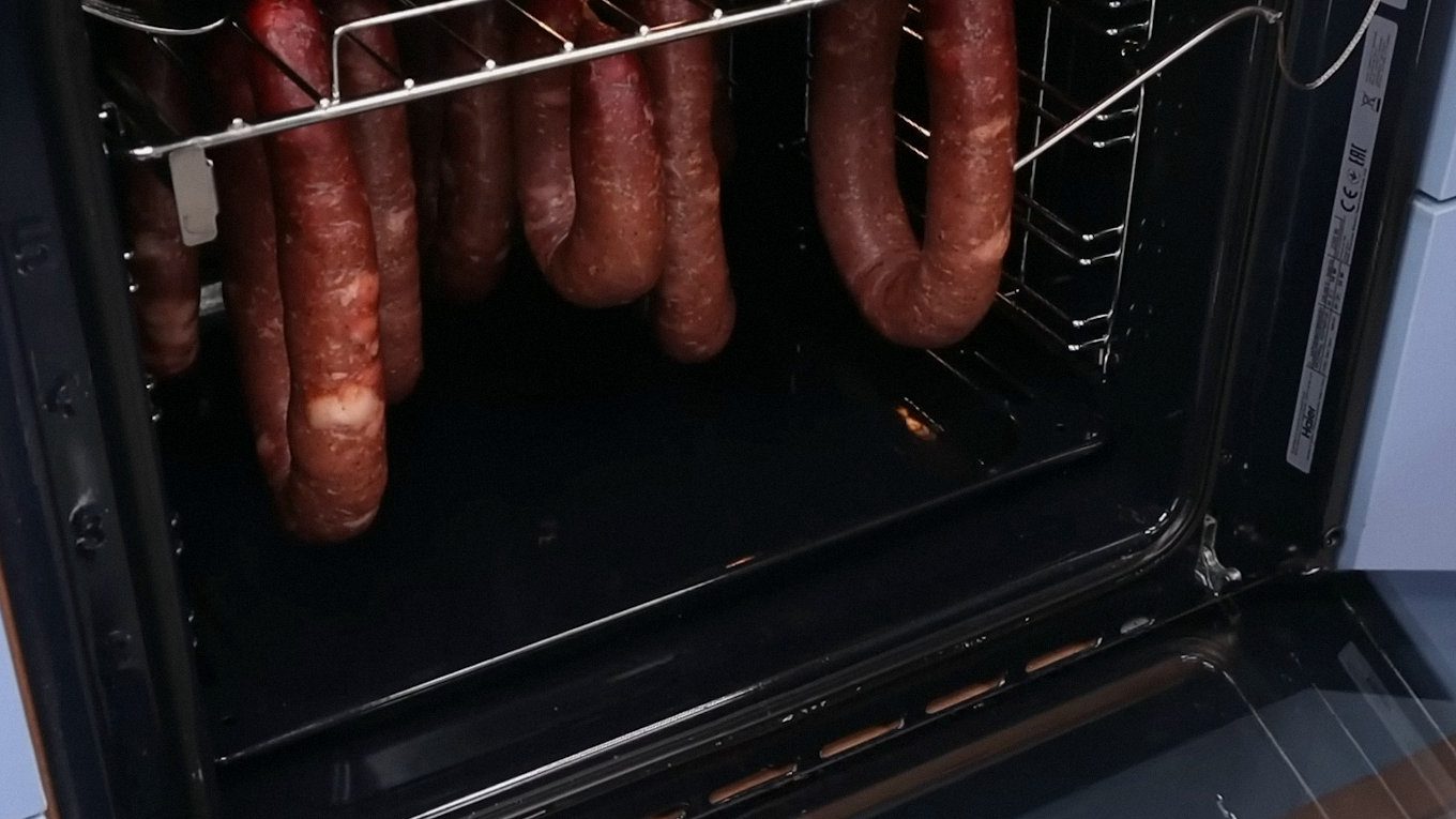 Кільця ковбаси мають висіти вільно: так вони рівномірно прогріваються, а оболонка не лопає