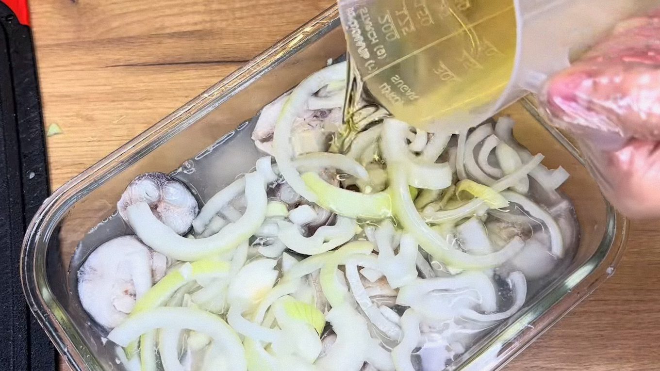 Готова маринована скумбрія може зберігатися у холодильнику 5-7 днів