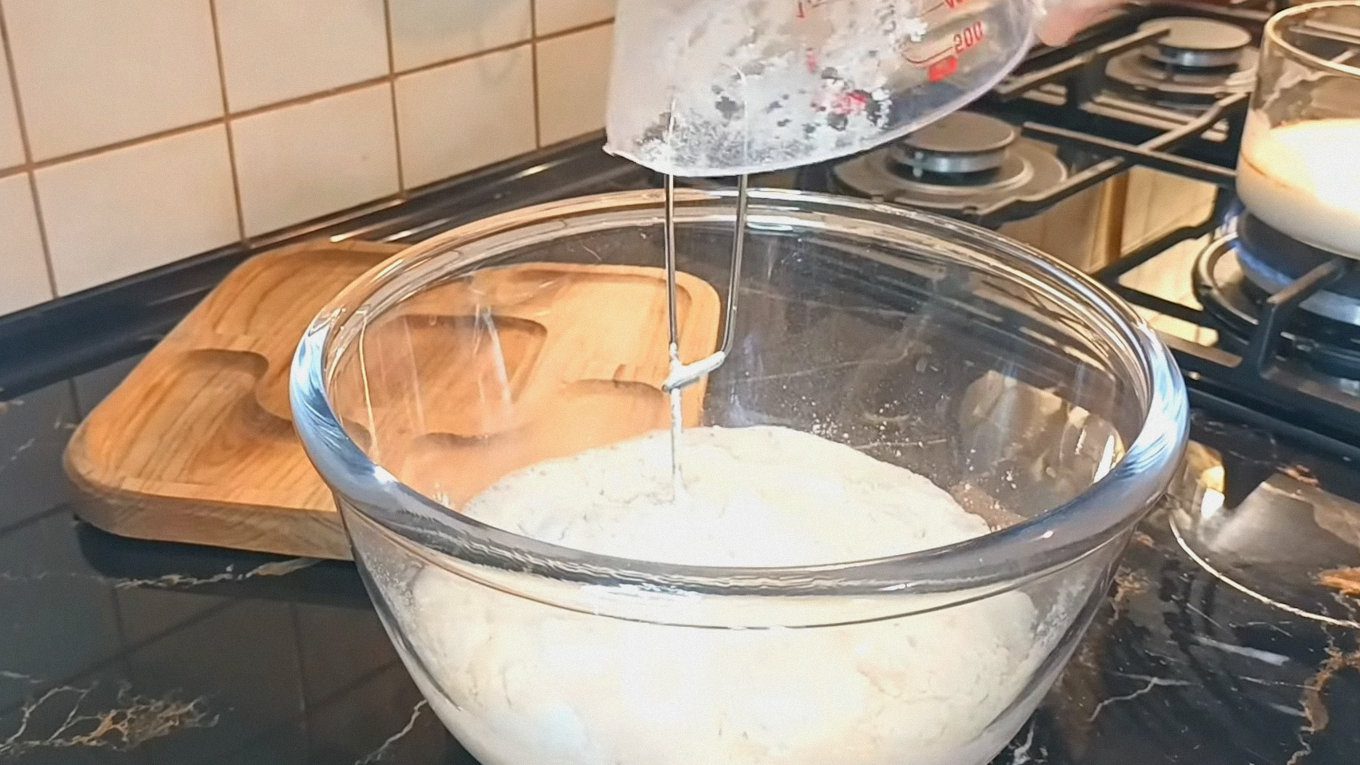 Борошна може знадобитися трішки більше або менше, тому орієнтуйтеся на консистенцію