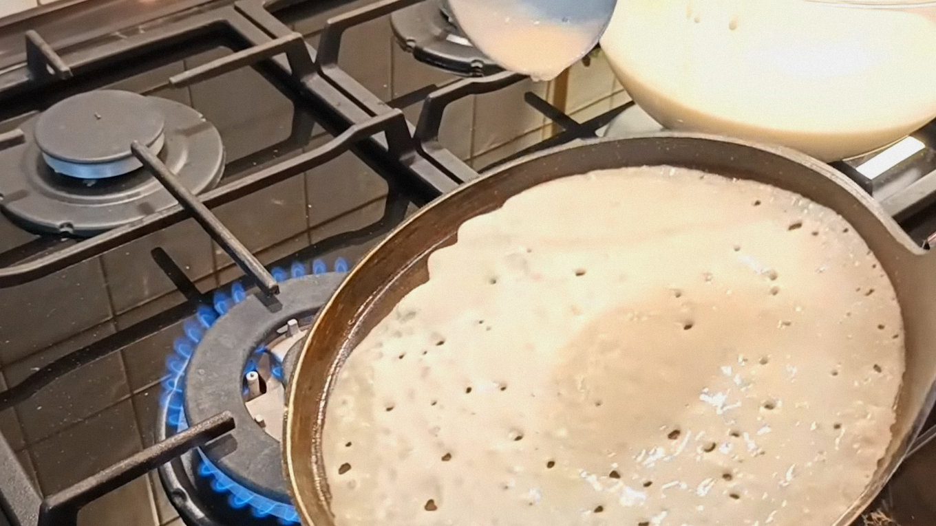 Перед кожним млинцем зовсім трішки змащуйте пательню шматочком масла