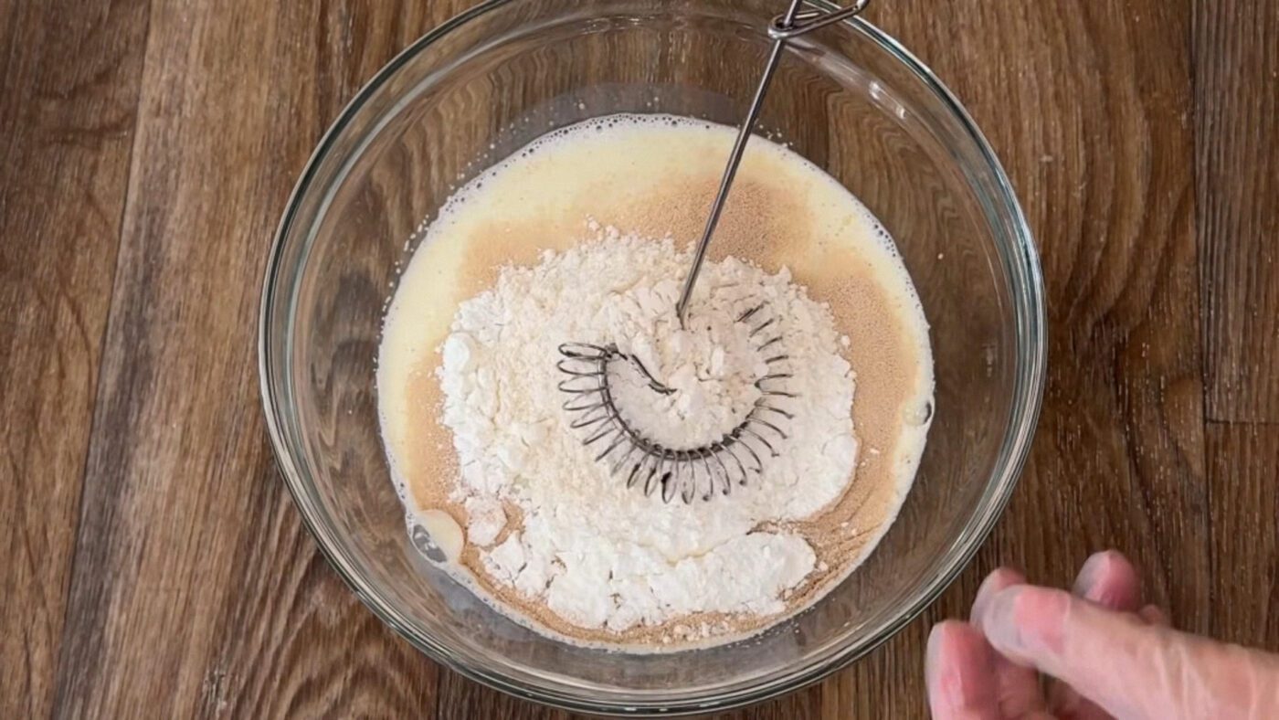 Всипте до молока дріжджі, манку та крохмаль і перемішайте до однорідності