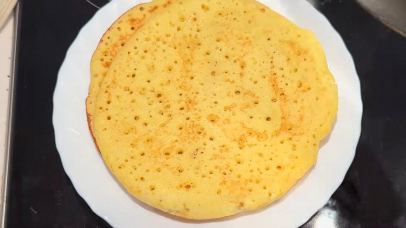 Готові млинці складайте один на одного стопкою, щоб вони трішки дійшли