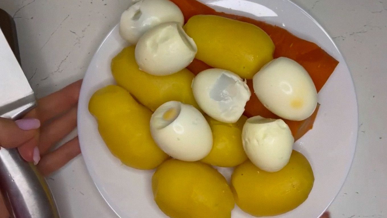 Після ночі в холодильнику овочі та яйця чистяться і нарізаються легше