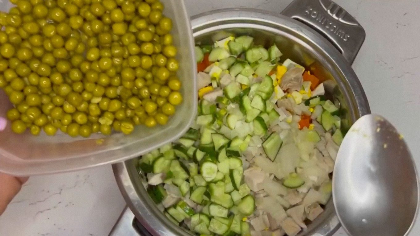 Замість консервованого горошку можна взяти зелений та швидко бланшувати