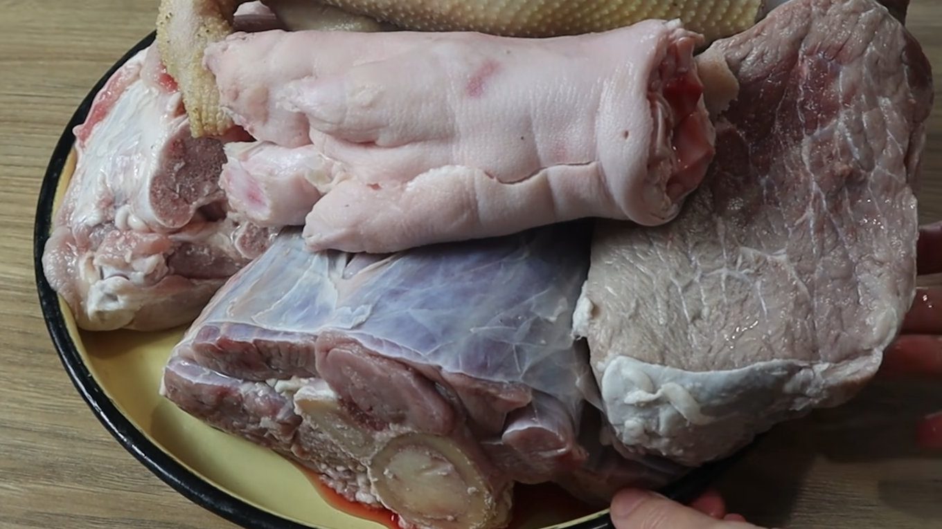 Кухарі пояснили, як зварити прозорий та насичений холодець