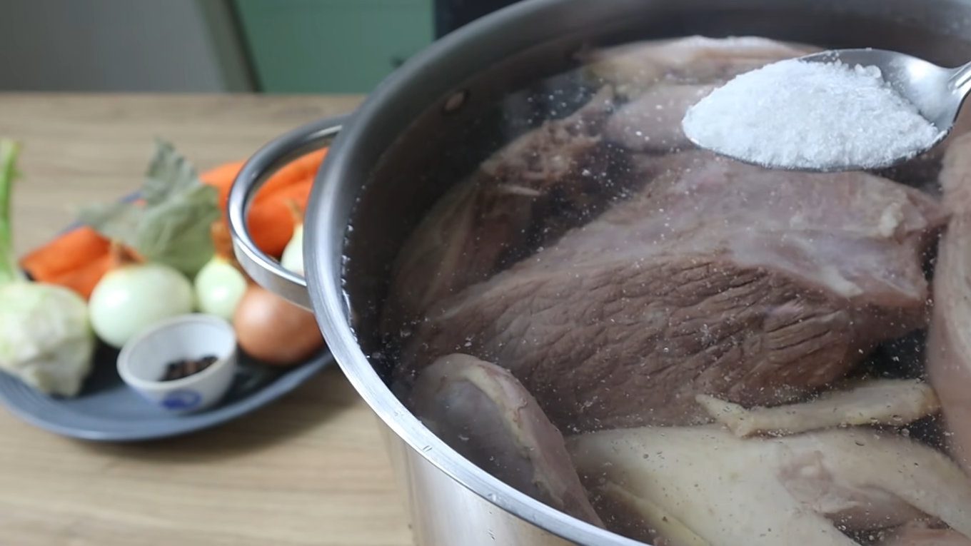 Кухарі пояснили, як зварити прозорий та насичений холодець