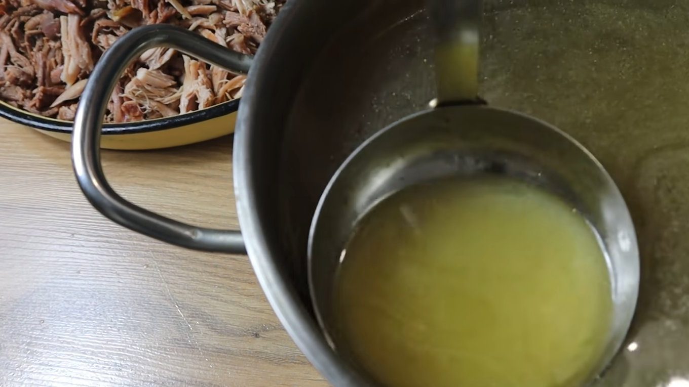 Кухарі пояснили, як зварити прозорий та насичений холодець