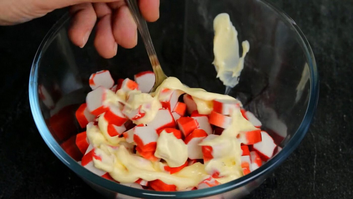 Якщо замінити майонез на сметану 20% чи натуральний йогурт, то страва вийде ще легшою