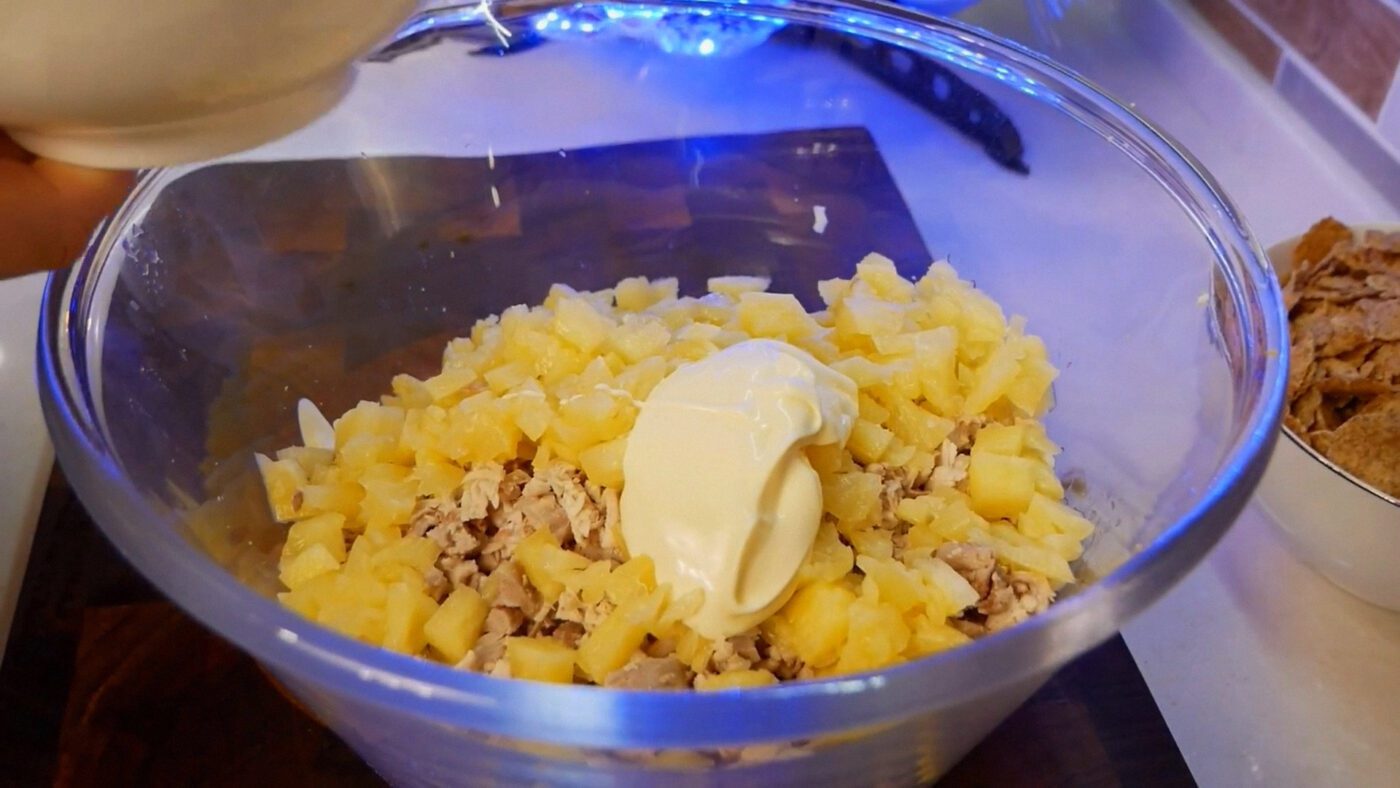 Курка з ананасом завжди дуже класно поєднуються у різних салатах