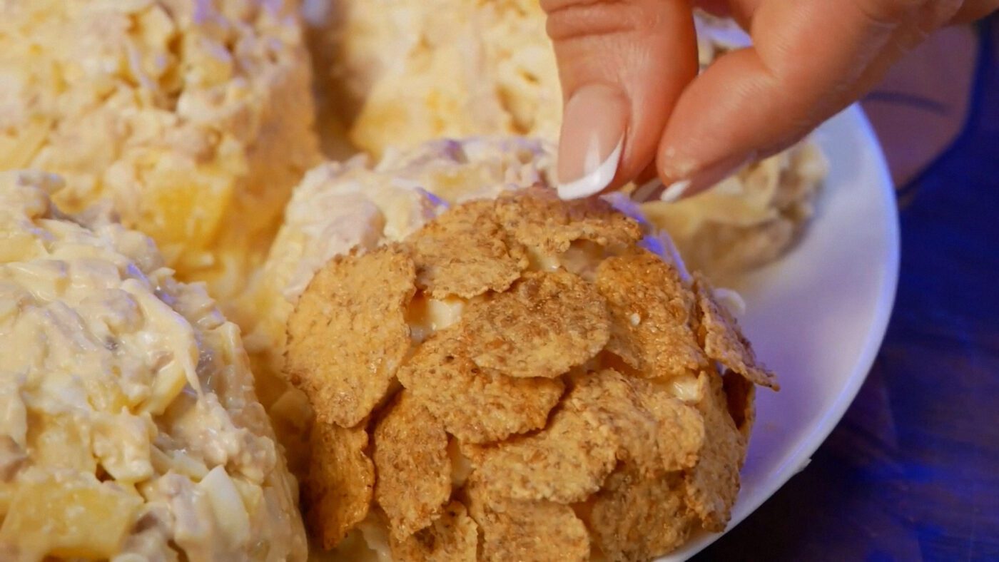 Пластівці не мають бути дуже солодкими, щоб не забивати смак салату