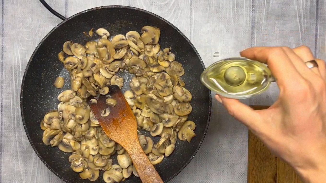 Не потрібно наливати олію до грибів одразу, інакше вони почнуть її всотувати
