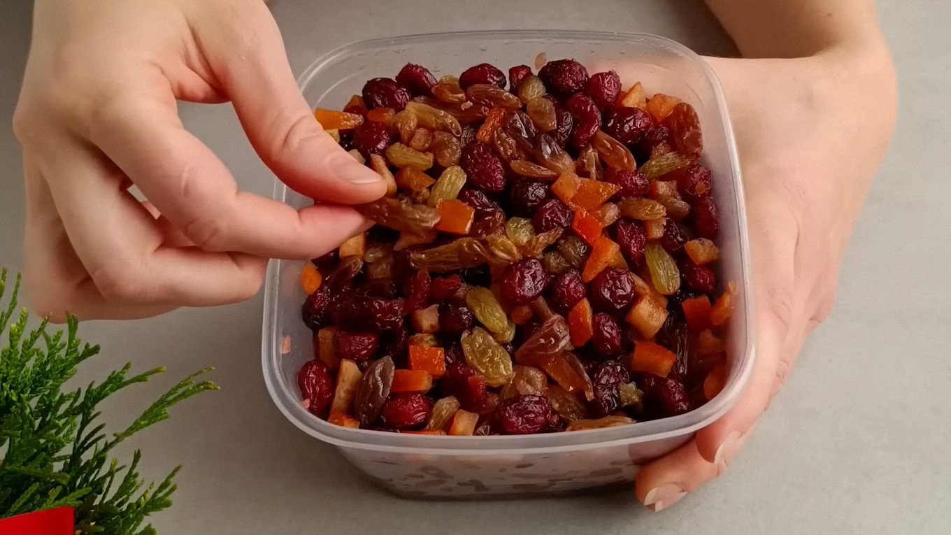 Мікс родзинок, журавлини й цитрусових цукатів після ночі в маринаді