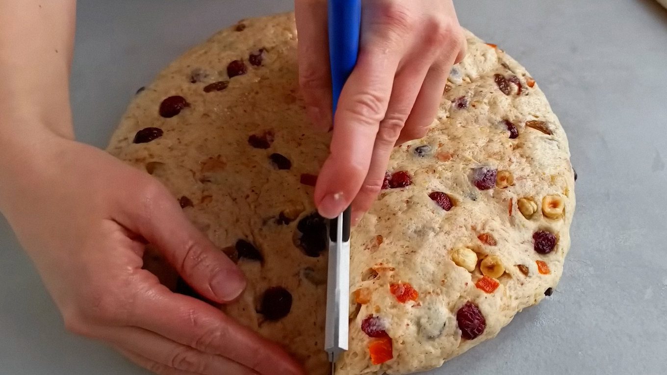 Готове тісто з фруктами й горіхами ділимо на порції для майбутніх штоленів