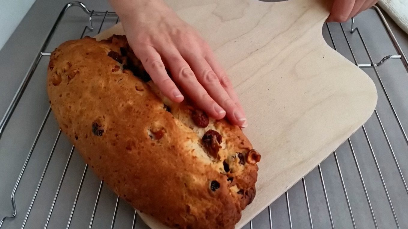 Рум'яний штолен обережно перекладаємо на решітку для змащування маслом