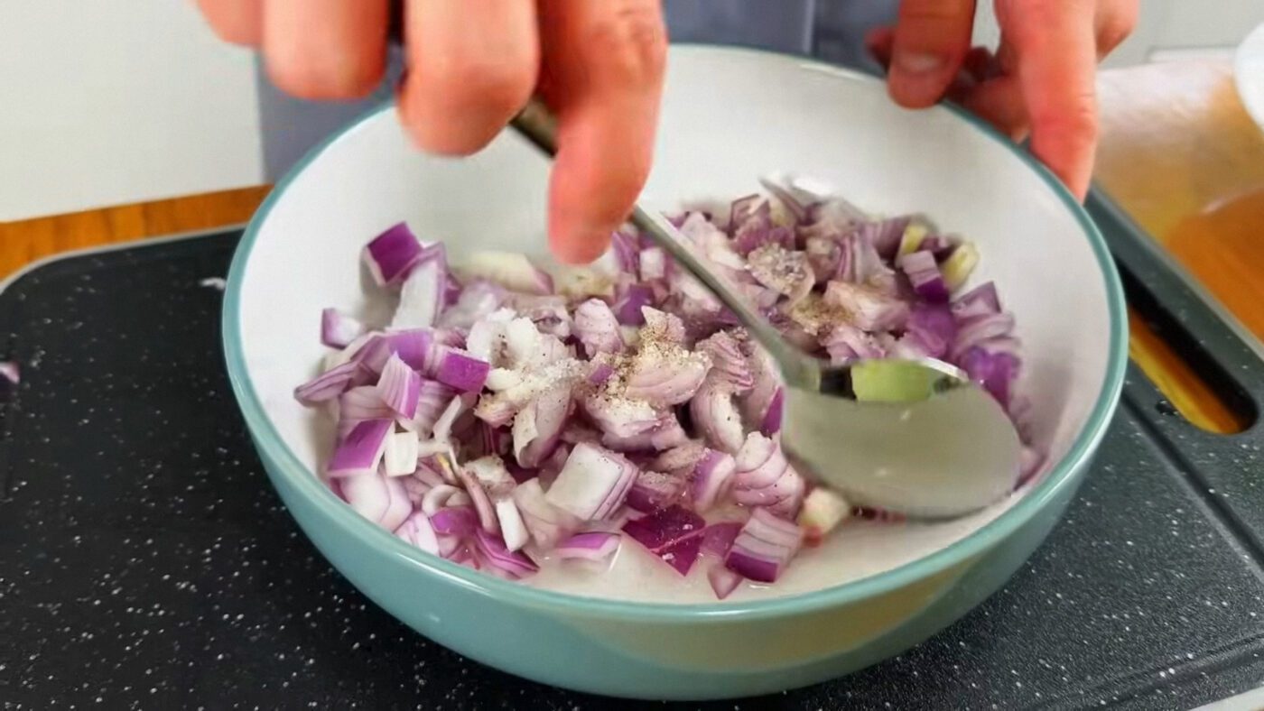 Правильно замаринована цибуля робить салат значно смачнішим