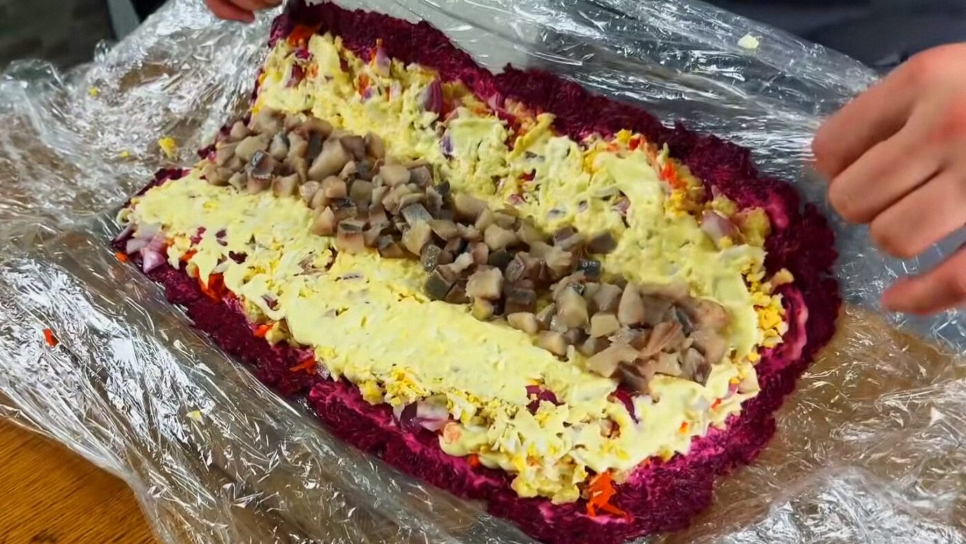 Подача шуби рулетом виглядатиме цікаво на святковому столі