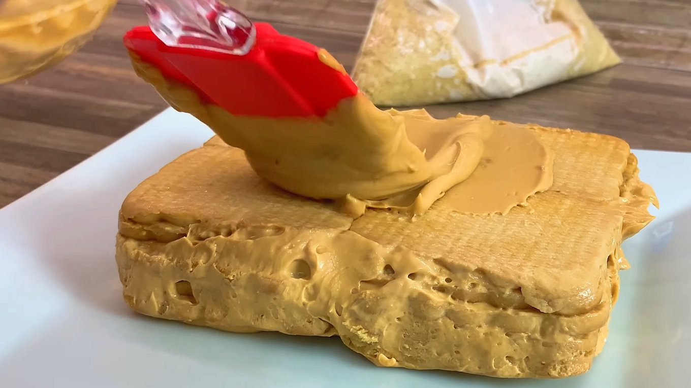 Кондитери показали смачний святковий торт, який не потрібно випікати