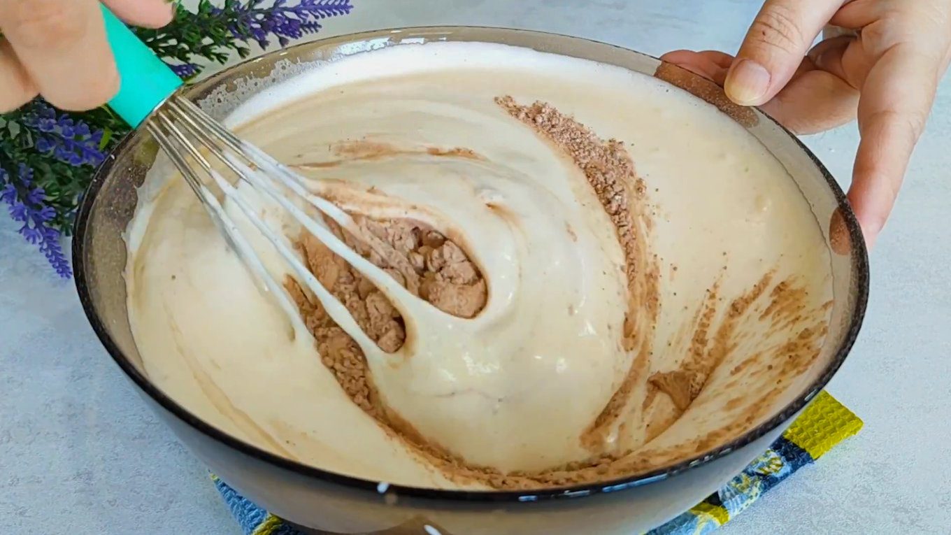 Крем має вийти пишним та повітряним, тому важливо не мішати його інтенсивно