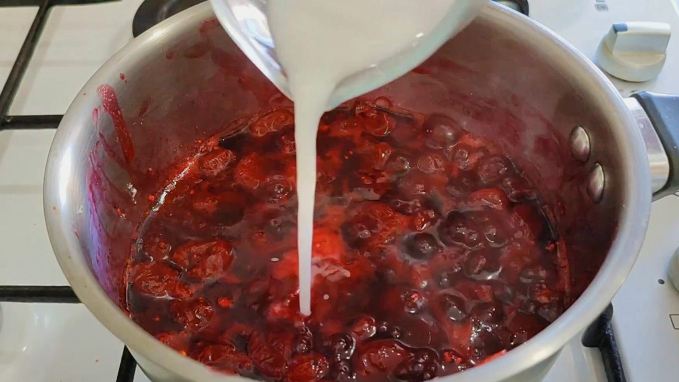 Крохмаль дозволяє загустити начинку, щоб вона тримала форму і торт не розповзався