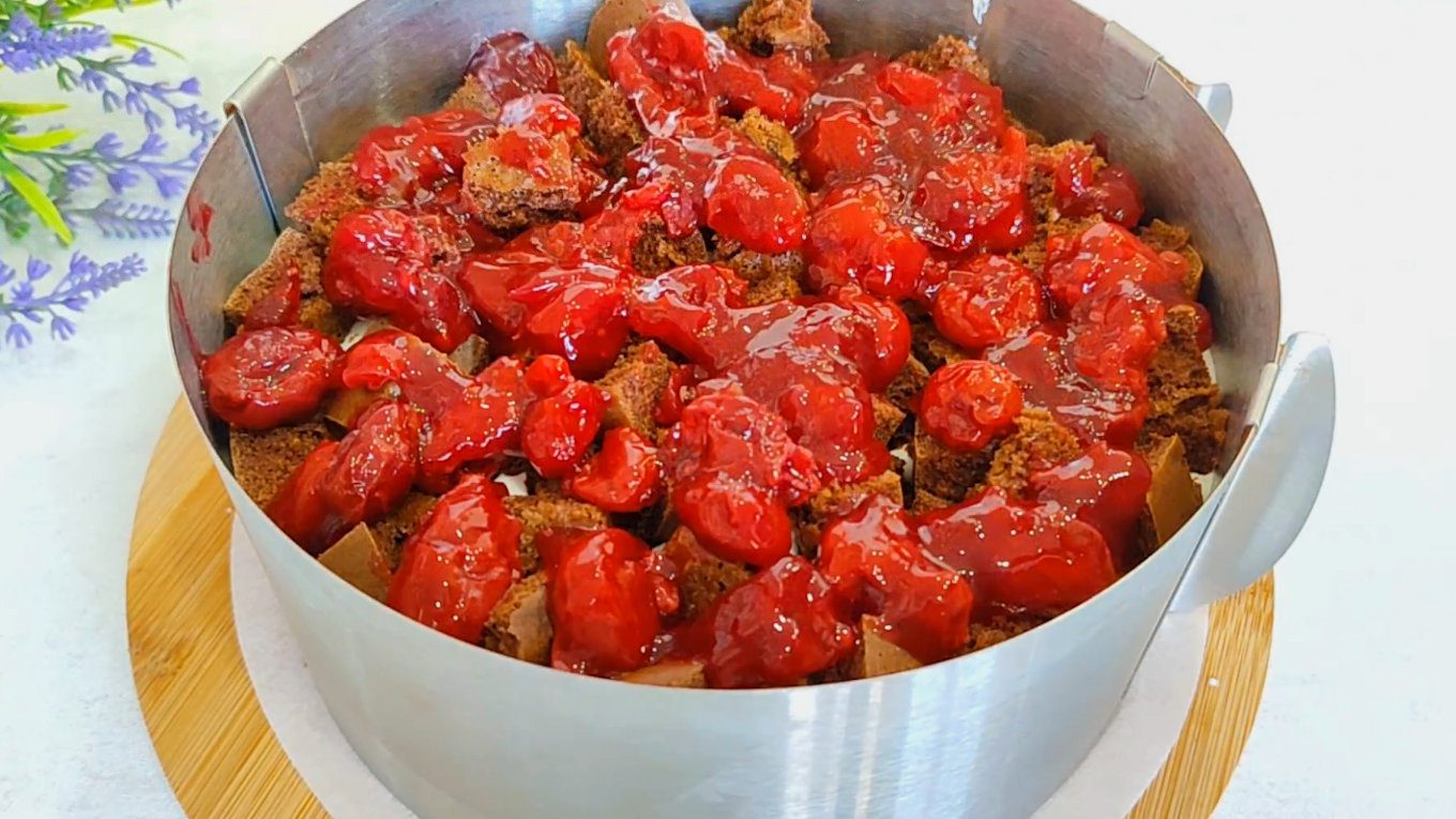 Замість вишні у цьому рецепті можна використати інші ягоди або карамелізовані фрукти