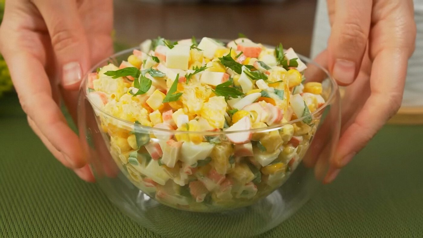 Апельсин у салаті можна замінити мандарином, щоб аромат і смак були більш новорічними