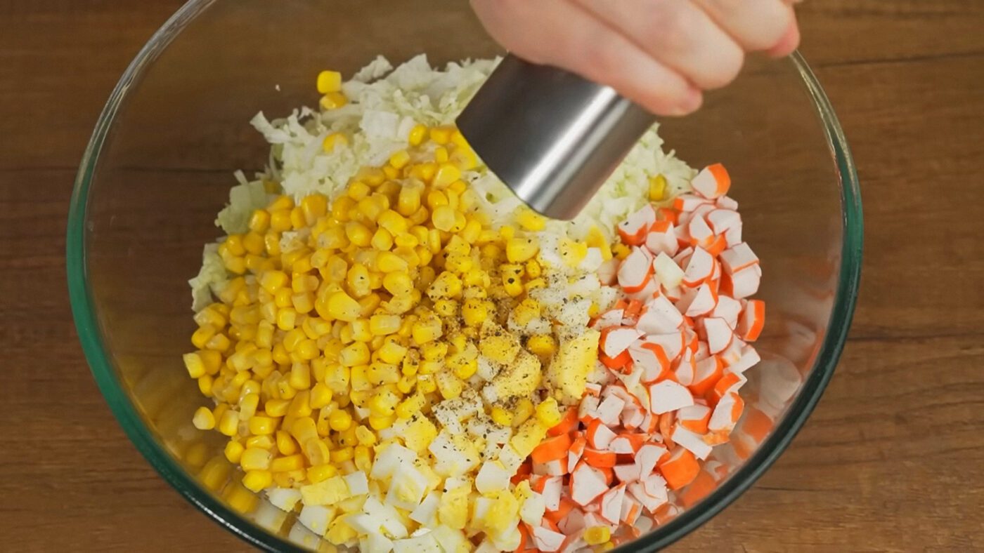 Щоб зробити салат ще легшим, майонез можна замінити на нежирну сметану чи грецький йогурт