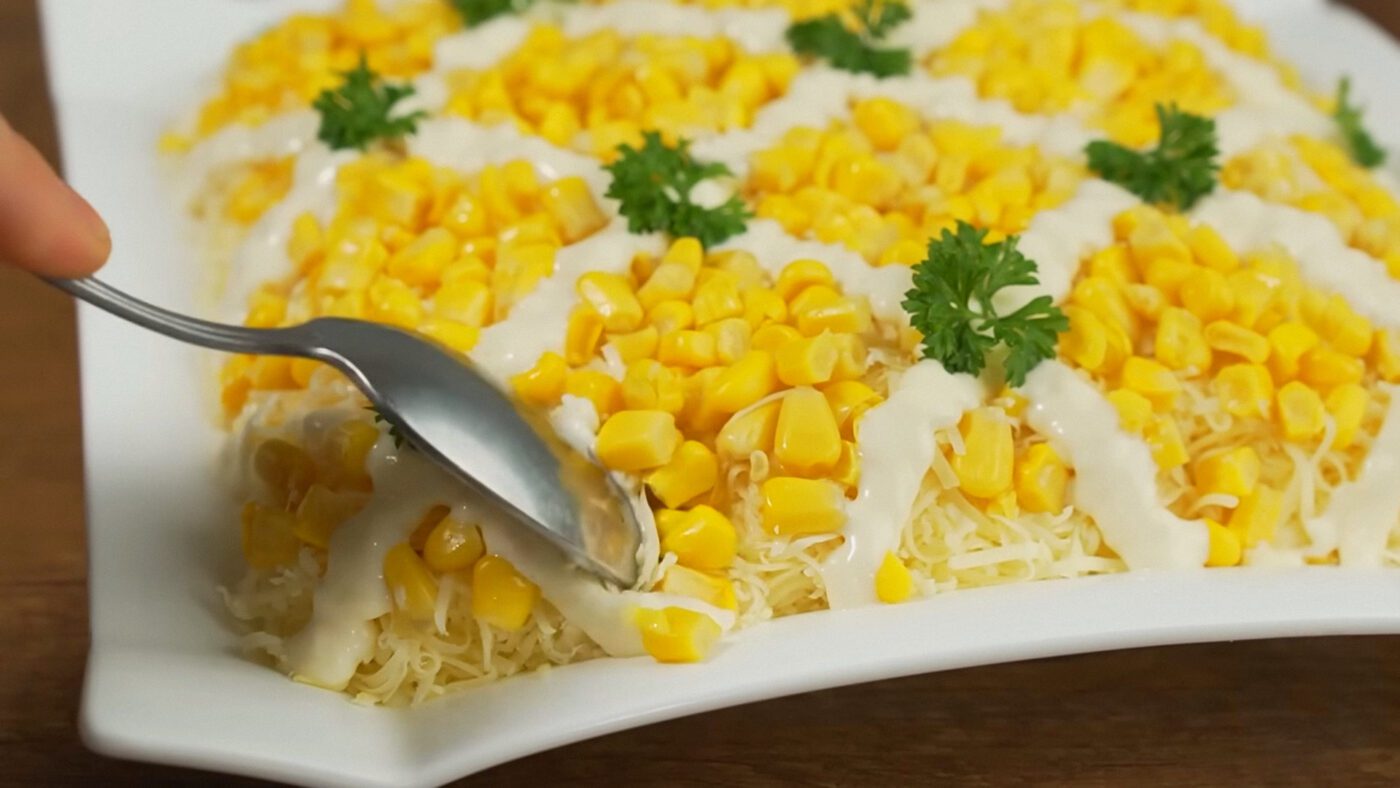 Частину кукурудзи зверху можна замінити огірком чи крабовими паличками, розклавши все, як шахівницю