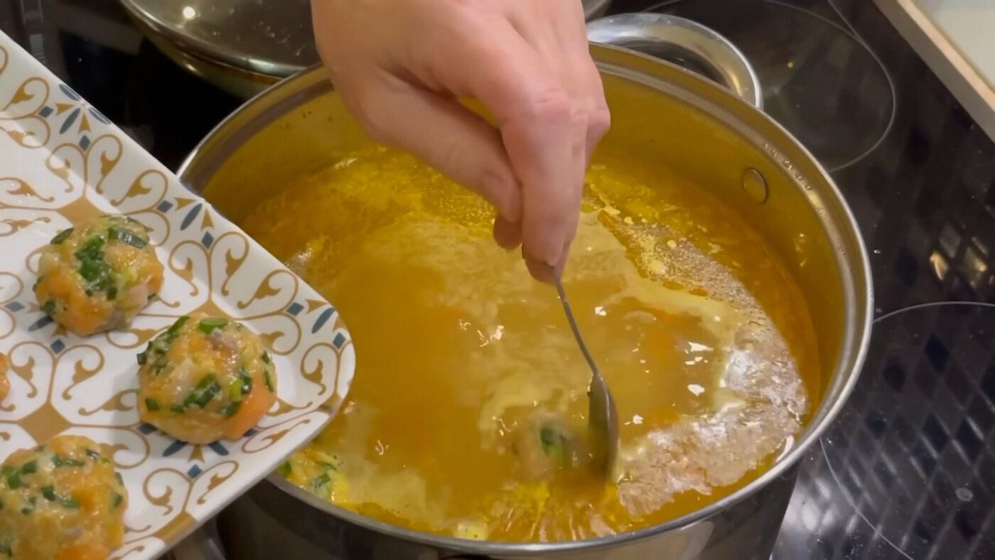 Опускайте фрикадельки у бульйон обережно, щоб вони не розварилися, і не вмикайте велике кипіння