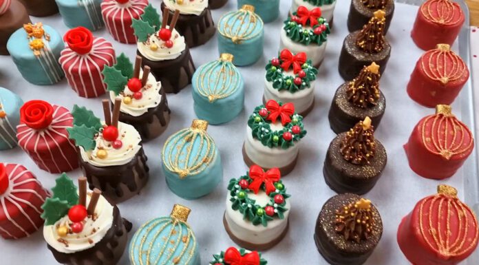Кондитери пояснили, як спекти мінікекси для столу та різдвяних подарунків