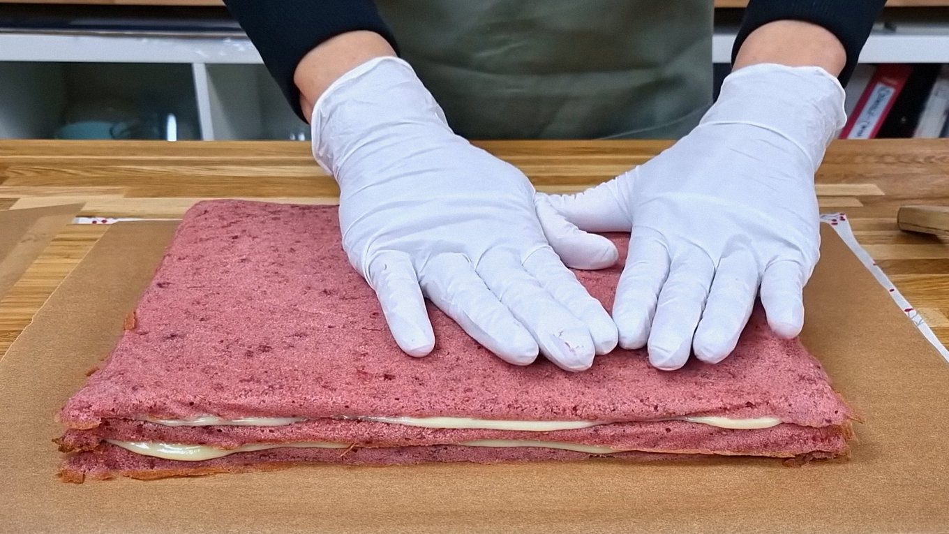 Перед вирізанням кексів можна кинути основу на 20-30 хвилин у холодильник