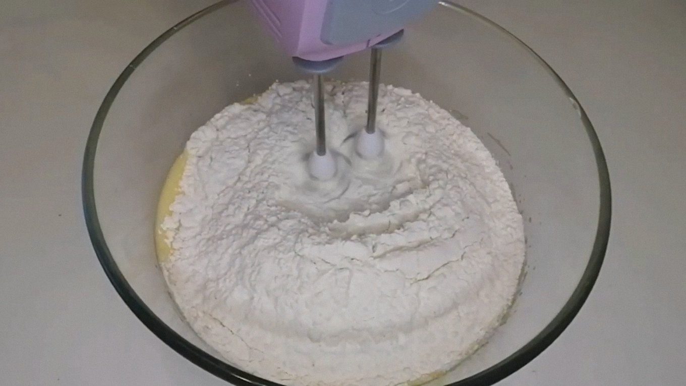 Кондитери поділилися рецептом ніжного та смачного кексу з йогуртом