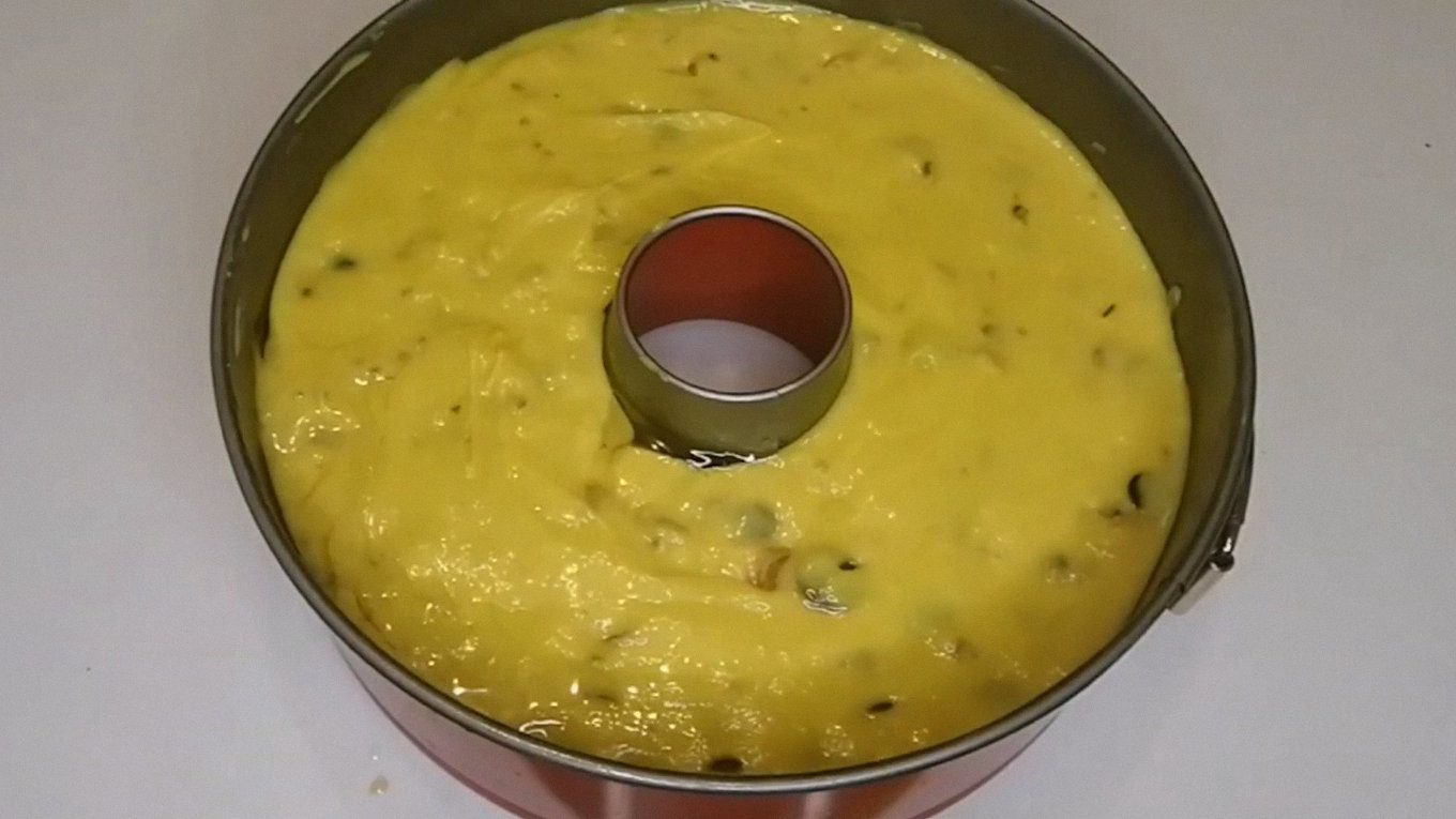 Кільцеподібна форма для кексу найкраща для випікання, бо тісто в ній готується рівномірно