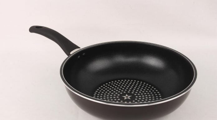 Кулінари розповіли, які сковорідки не варто використовувати для приготування