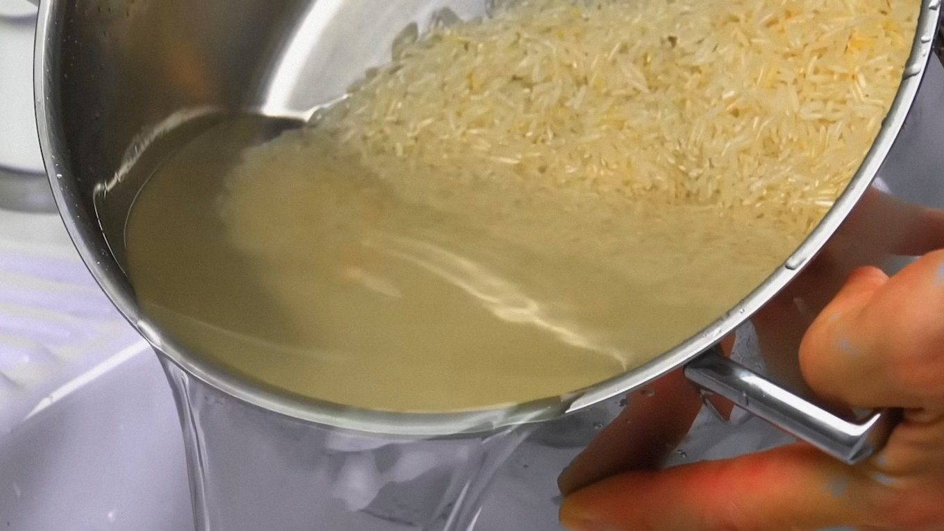 Перед варінням рис також можна трішки обсмажити у невеликій кількості олії, тоді він точно не злипнеться