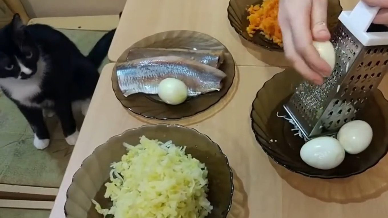 Кулінари показали, як перетворити оселедець під шубою на закуску