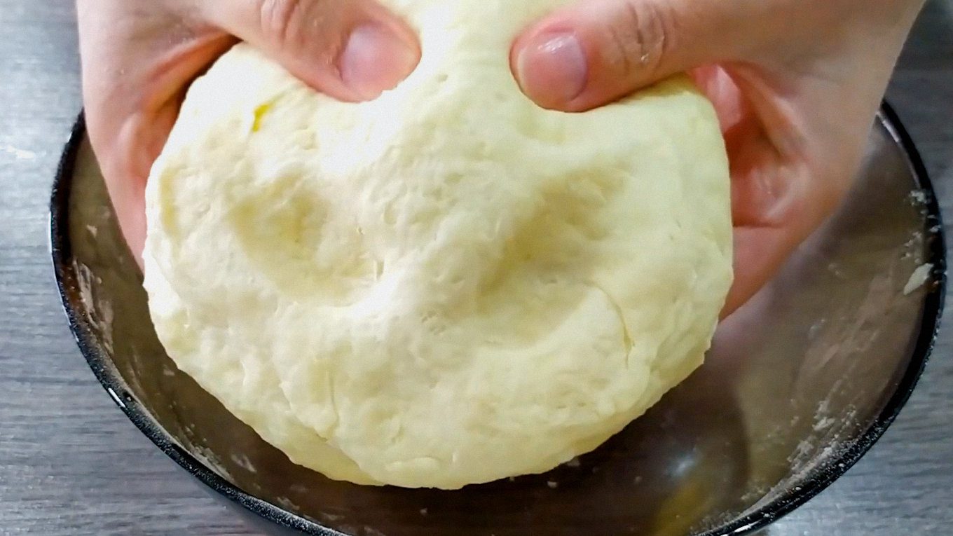 Готове тісто має бути нелипким, але м'яким та ніжним