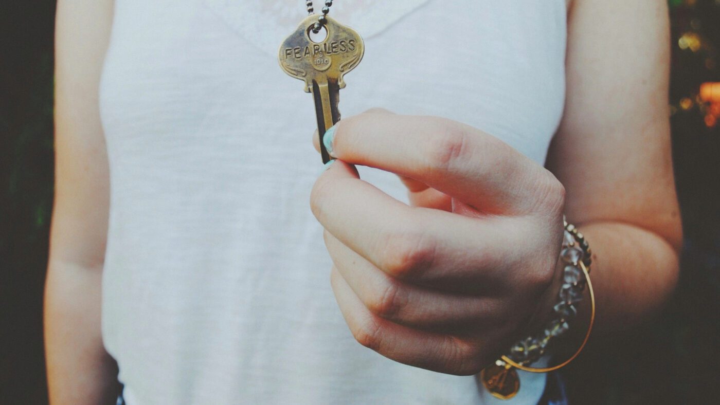 За відсутності маленького ключа можна взяти ключ від квартири чи підвіску з конем або підковою