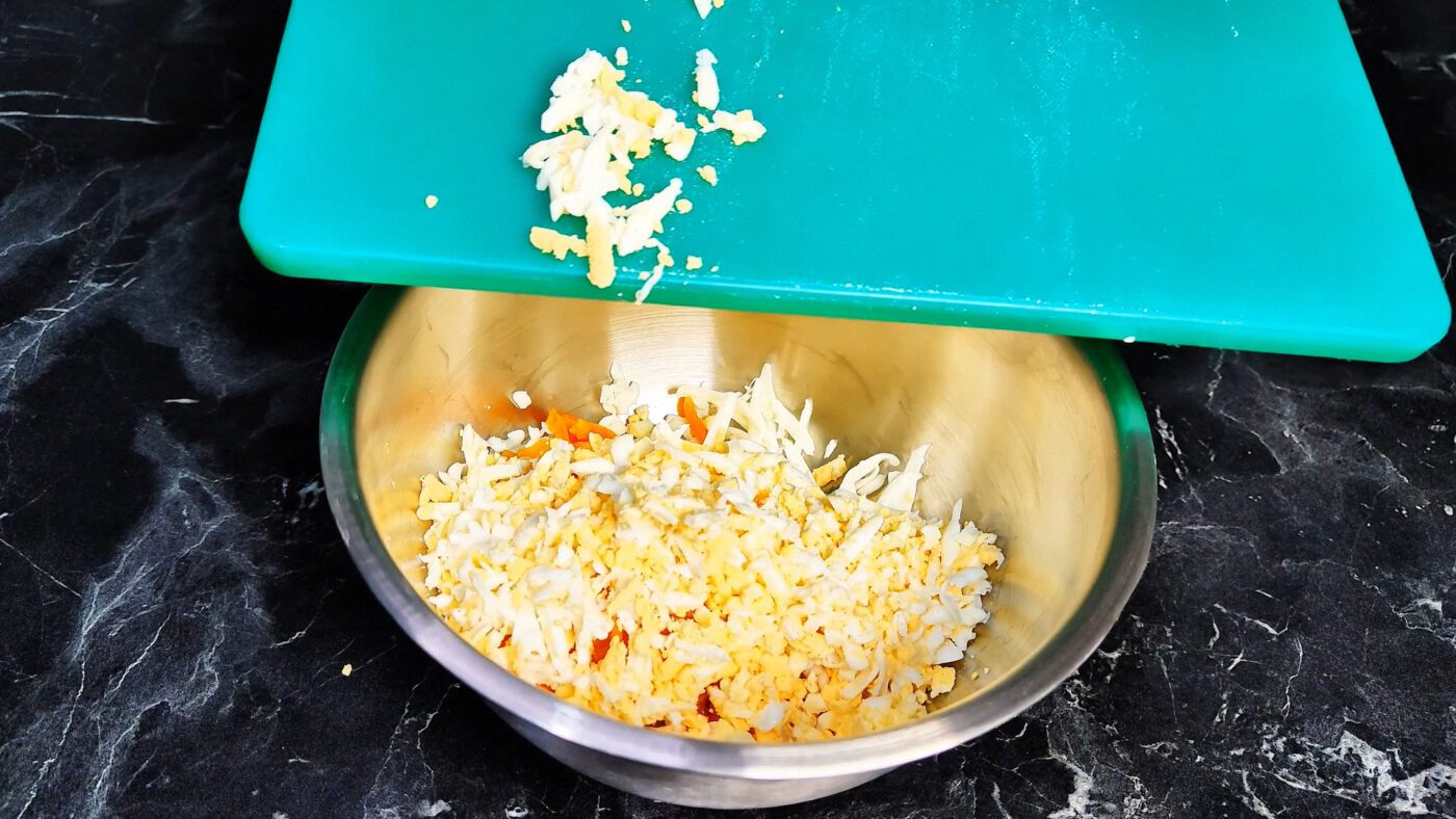 Кулінари поділилися рецептом смачного салату Дружба з плавленим сирком