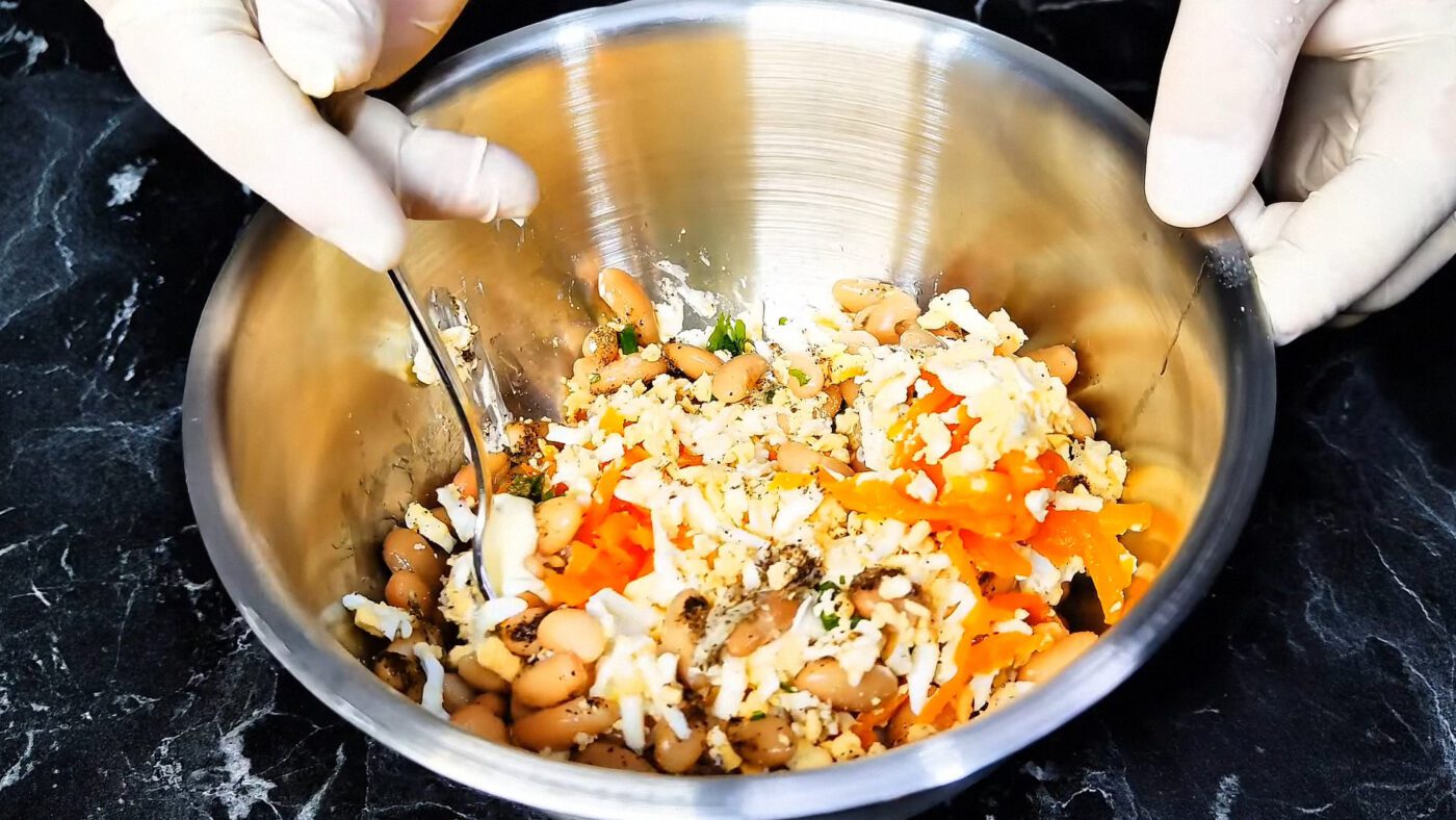 Якщо немає консервованої квасолі, то можна відварити заморожену з власного врожаю