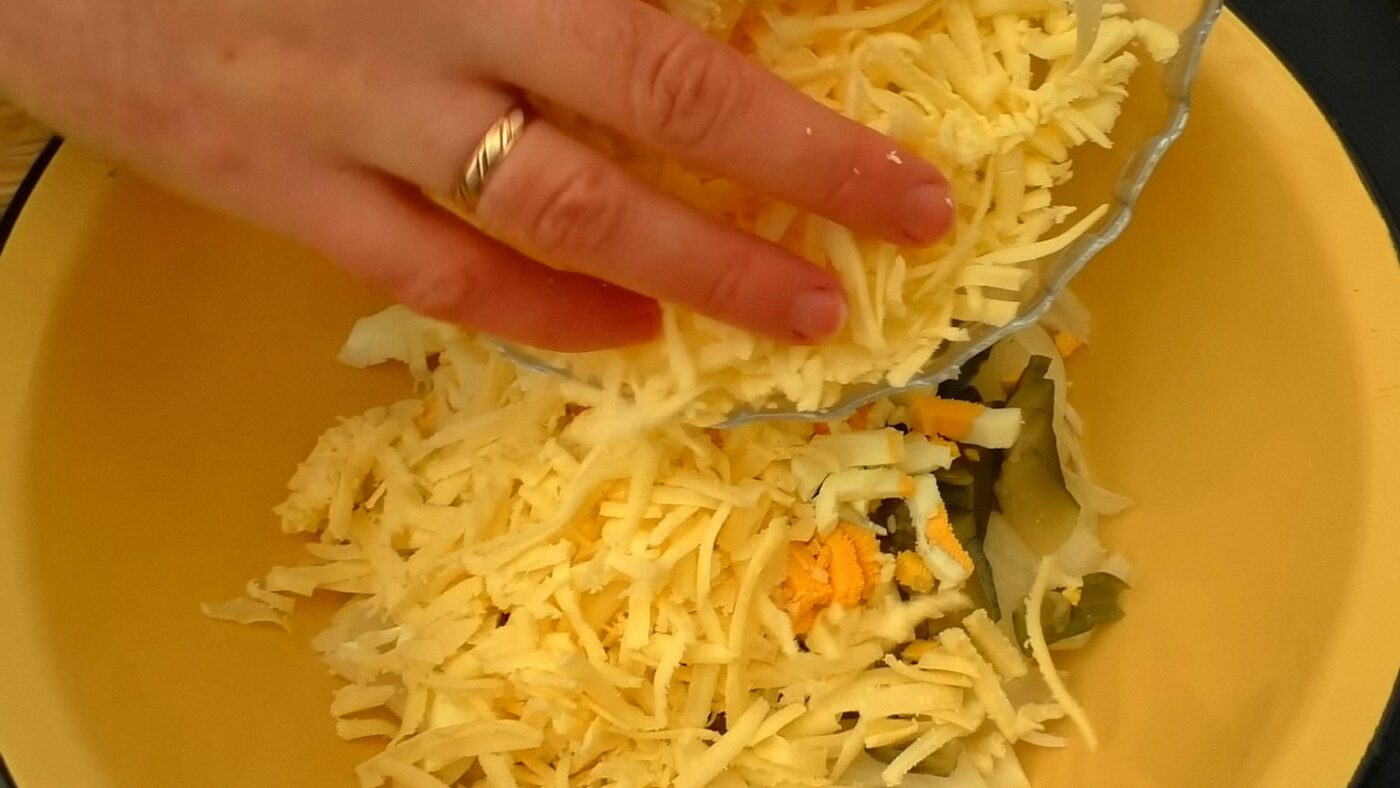 Кулінари поділилися рецептом смачного м'ясного салату з сервелатом