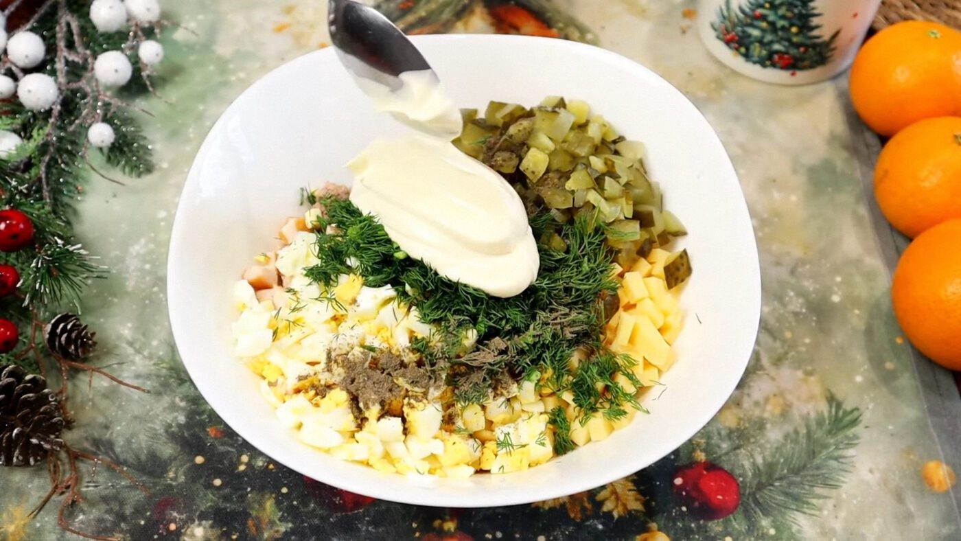 Для легшої версії салату можна частково замінити майонез сметаною або грецьким йогуртом