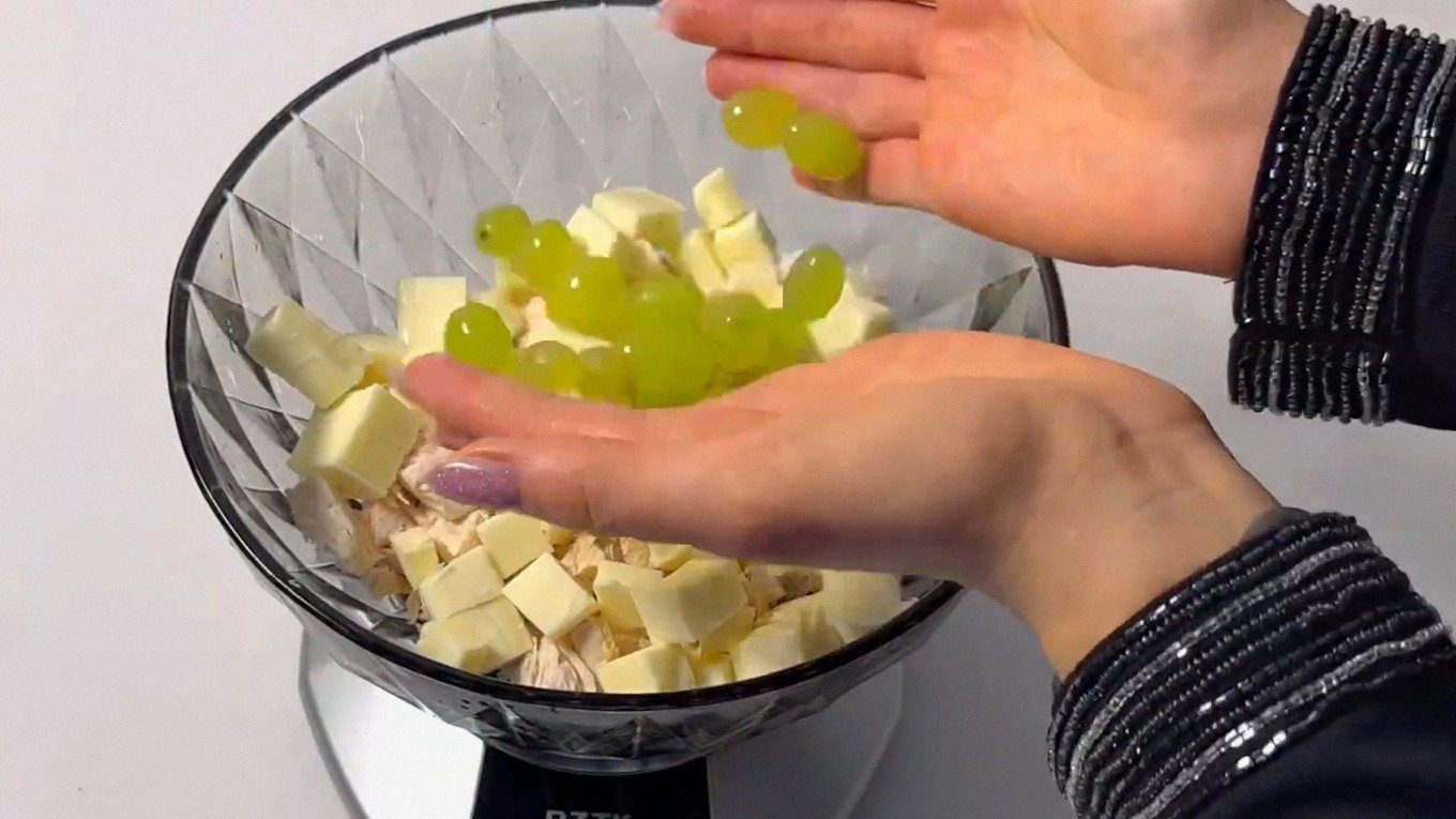 Якщо у винограді є кісточки, то обов'язково дістаньте їх, інакше вони зіпсують страву