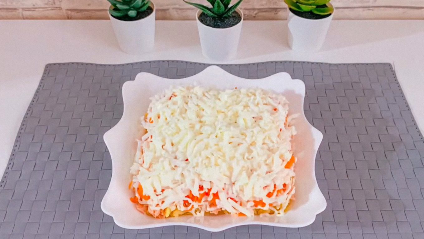 Вершковий сир у соусі робить салат легшим, ніжнішим та стабільнішим