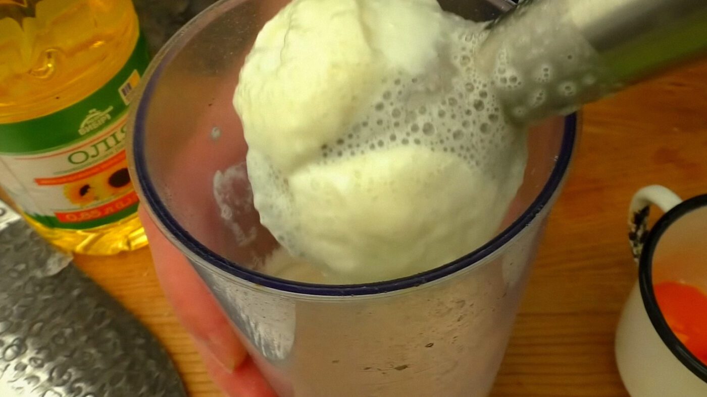 Якщо не хочете брати сирі яйця, то зробіть заправку зі сметани, ряжанки та майонезу