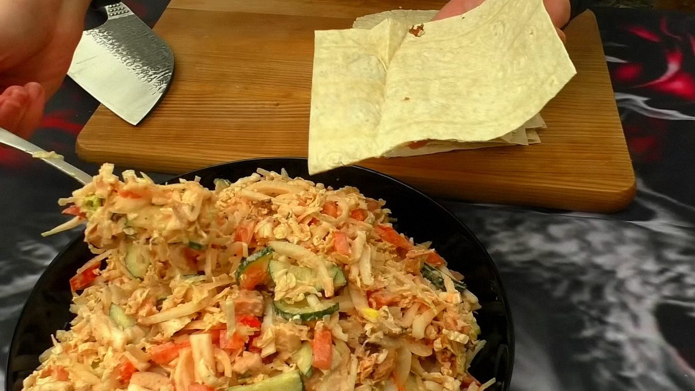 Подача салату з лавашем виглядатиме оригінально та цікаво на святковому столі