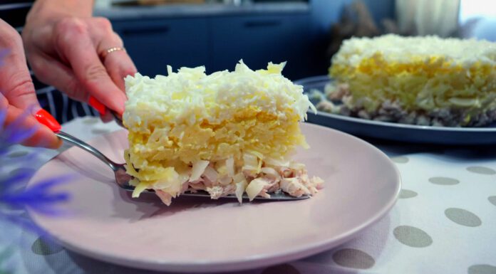 Сусідка якось пригостила – і я просто оніміла від смаку! Салат “Снігова королева” – справжня зірка столу Господині поділилися рецептом найкращого новорічного салату