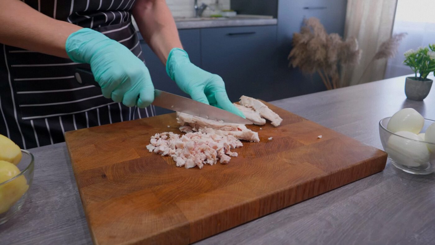 Для насиченішого смаку курку можна не варити, а брати в магазині копчену