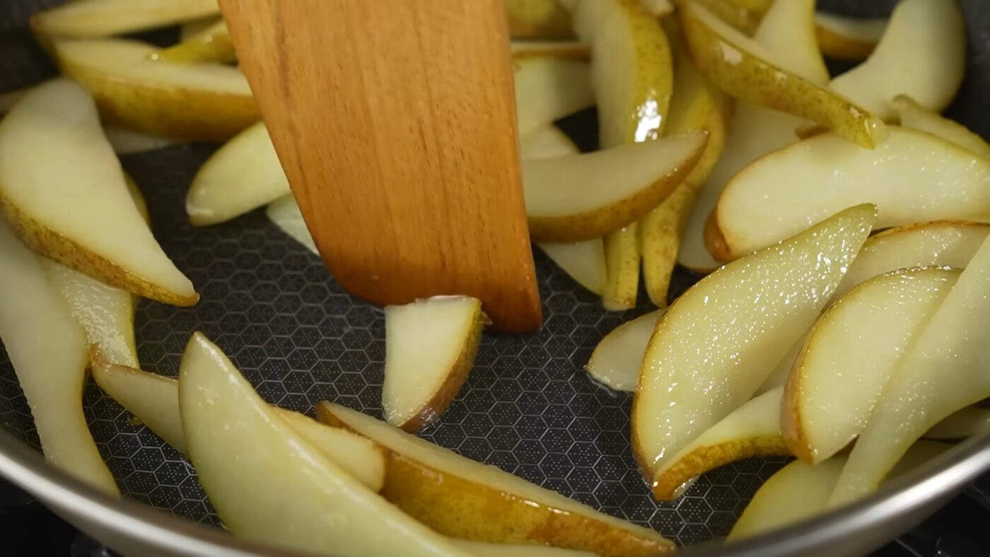 Кухарі показали салат на свята із ресторанною подачею, який готується за 10 хв