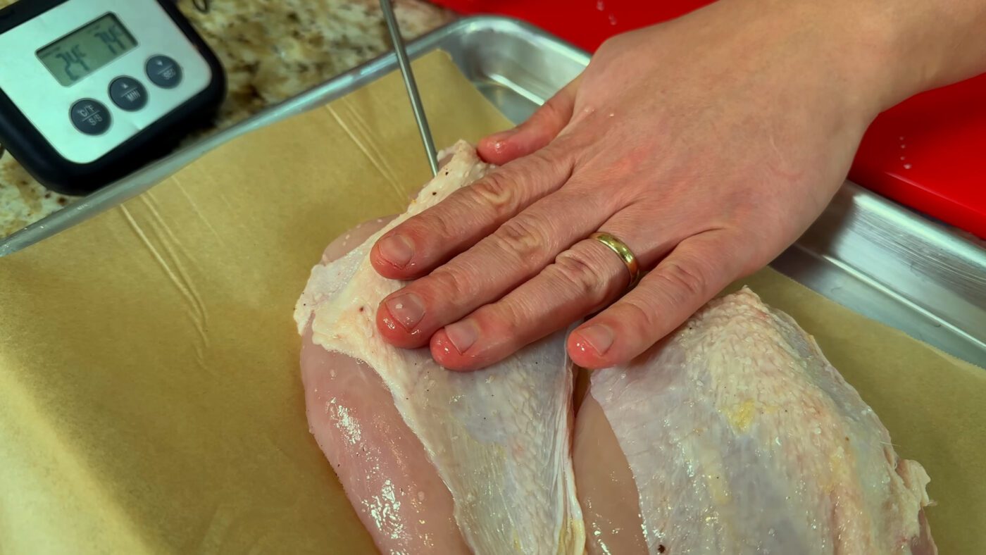 Замість запеченої курки можна використовувати куплене копчене філе